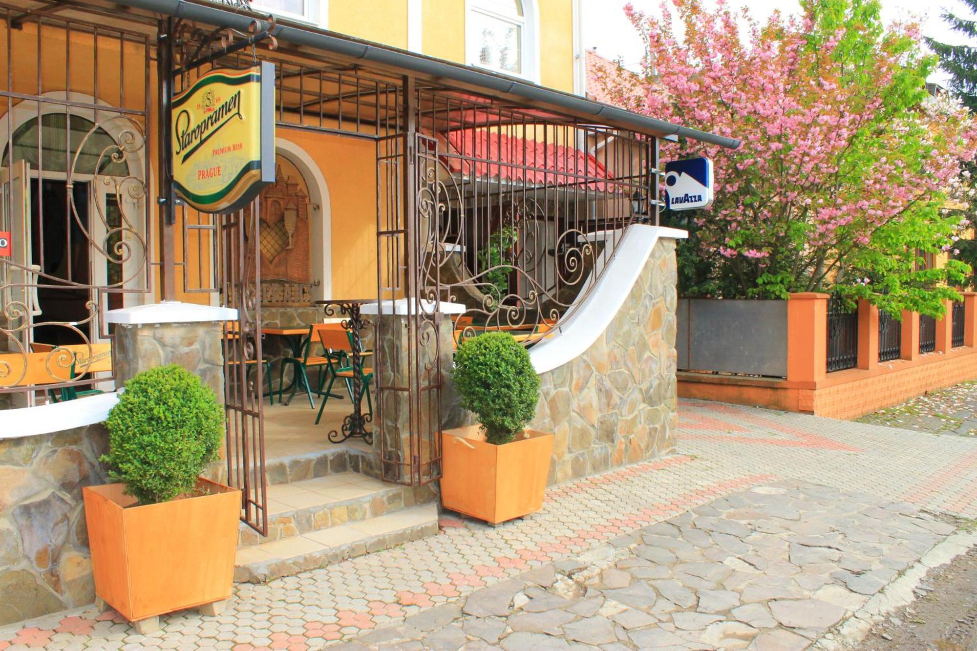 Mala Praha Hotel Ужгород Екстериор снимка